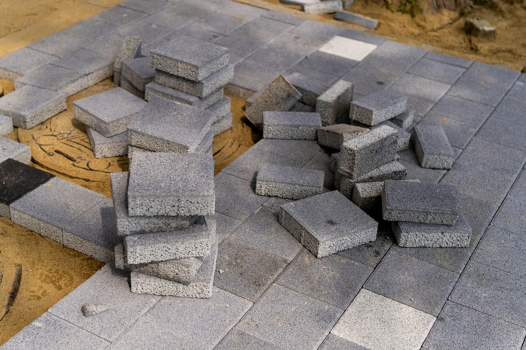 Adoquines preparados para la construcción de la terraza