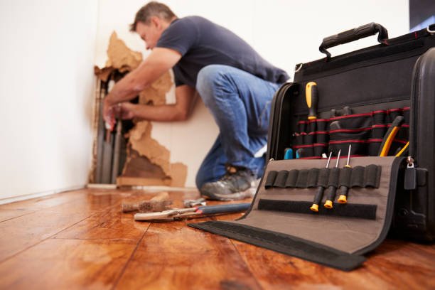 Reparatur eines Rohrbruchs in der Wand