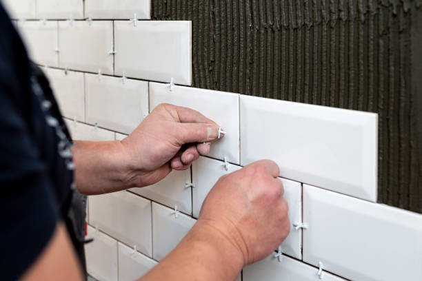 Fliesenarbeiten an der Wand