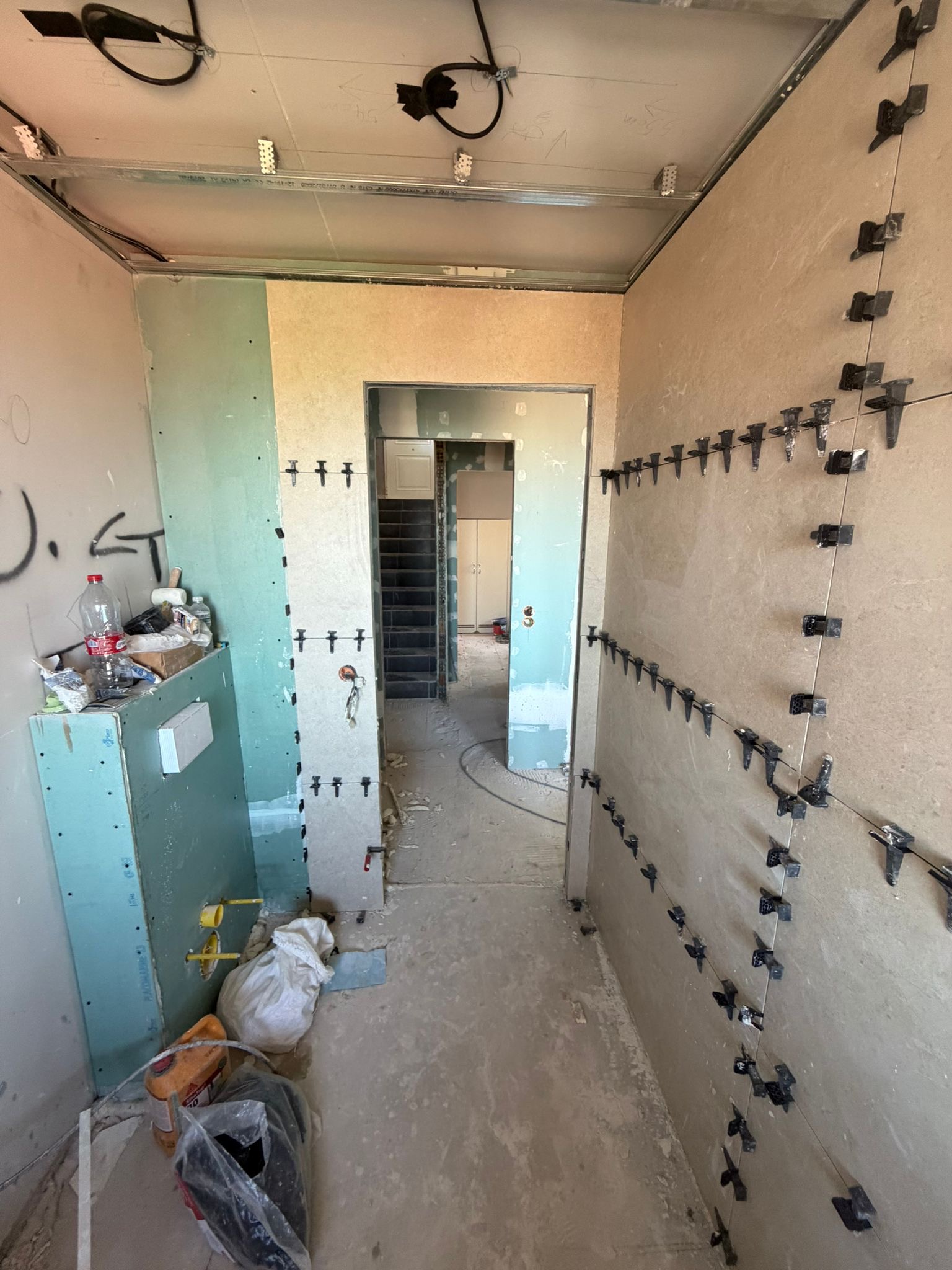 Bathroom wall tiles with levelling system