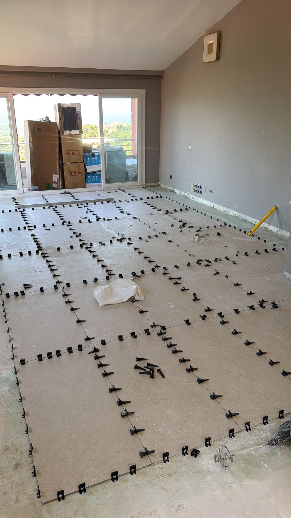 Completed living room with large-format floor tiles