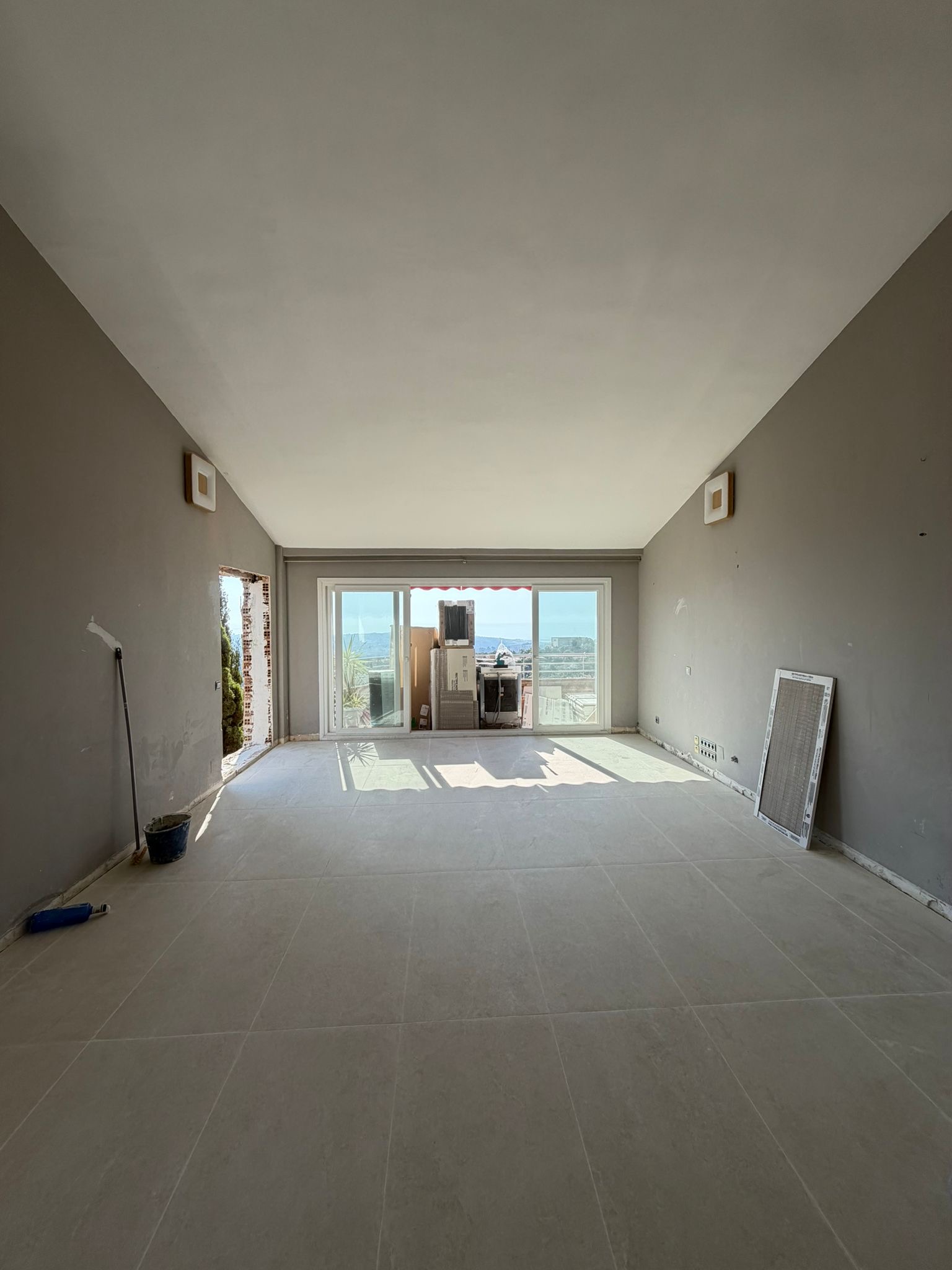 Floor tile laying with professional levelling system