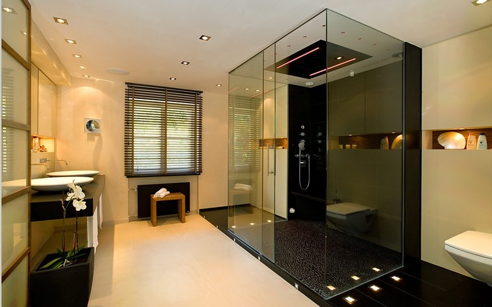 Modernes Bad mit schwarzer Glasdusche