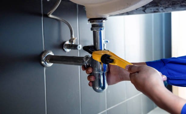 Fachgerechte Sanitärinstallation unter dem Waschbecken